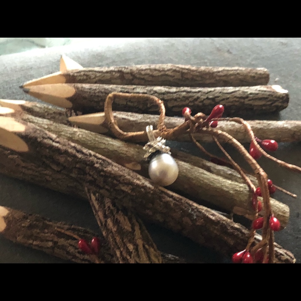 18kt brooch with large snap closure bale